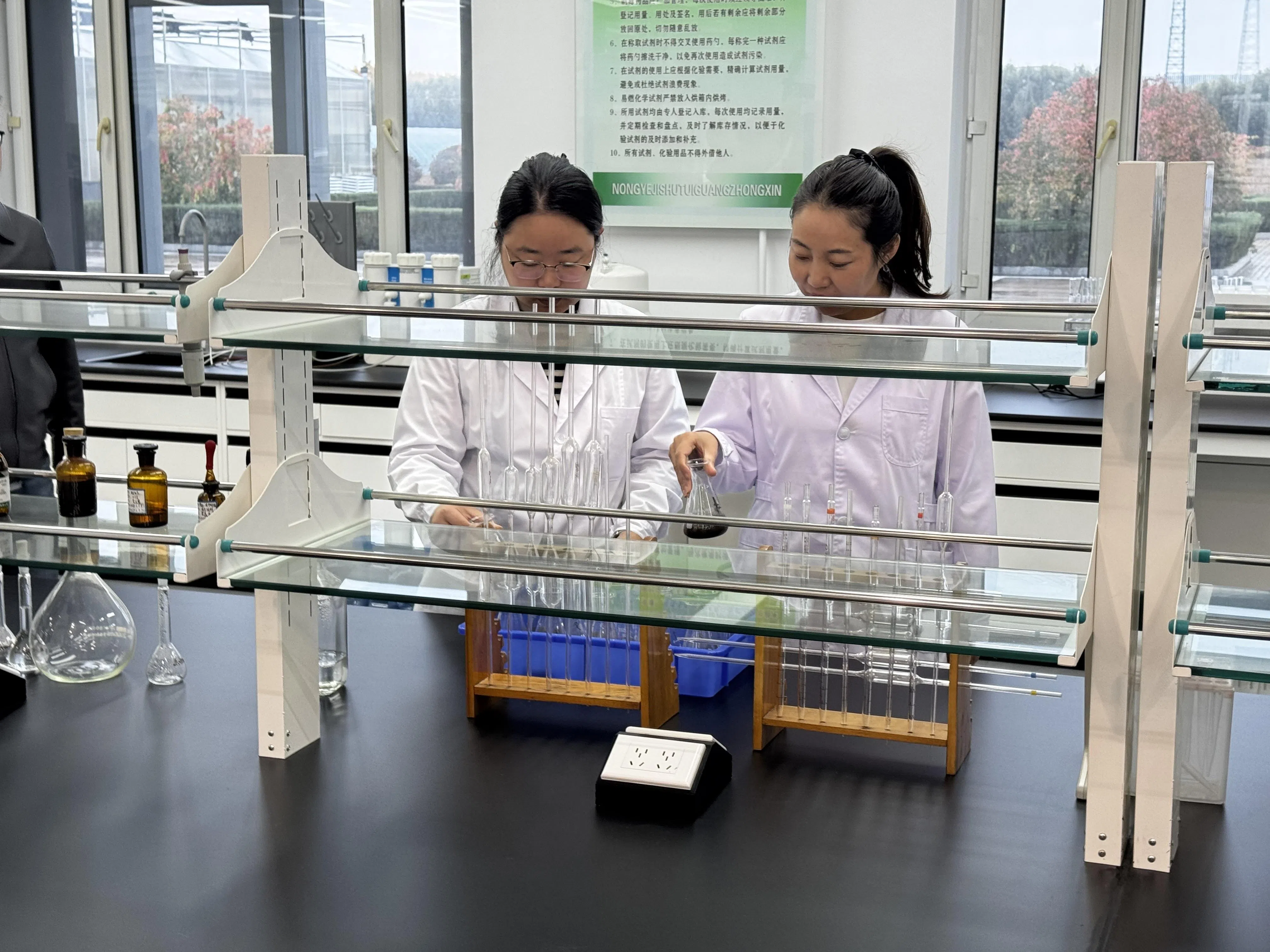 在北大荒建三江国家农业科技园区的黑土地综合保护实验室，科研人员正在进行土壤化验。据介绍，科研人员将按缺什么补什么、缺多少补多少的原理，指导种植户科学精准施肥。图摄于9月30日。（沈泽玮摄）