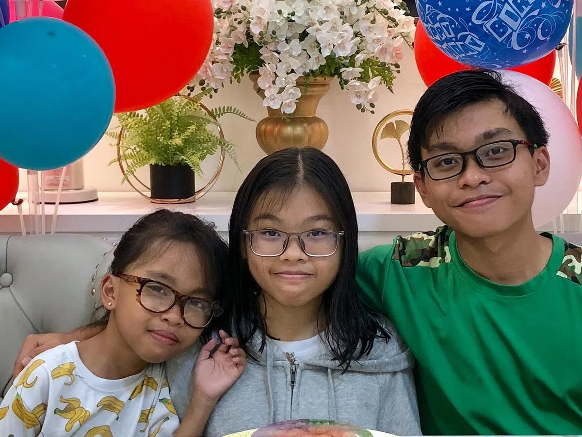 三兄妹感情很好，左起：小妹扎菲拉、二姐扎雅和大哥扎其。（受访者提供）