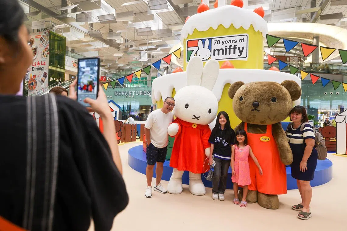 6月的每个星期六，公众还有机会与米菲兔和好朋友小熊波波（Boris Bear）见面合照。（吴先邦摄）