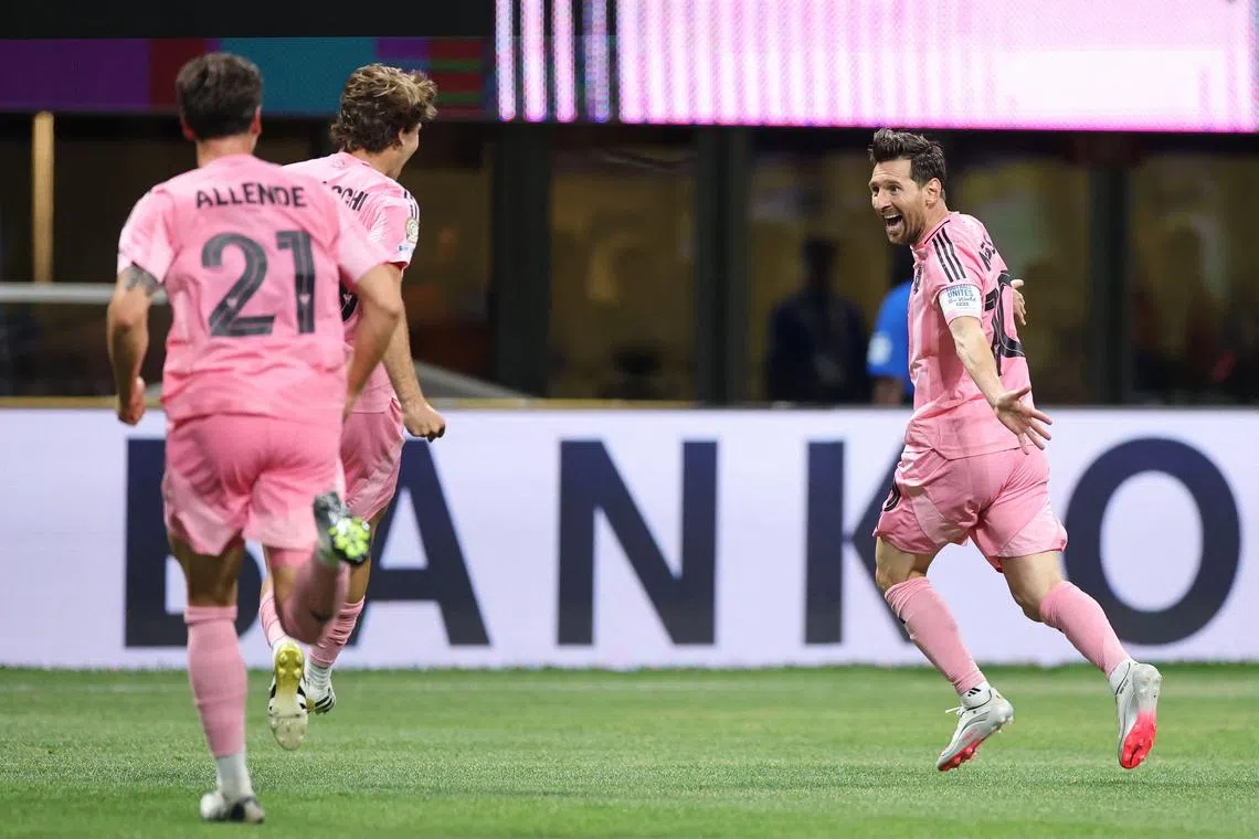 梅西（右）以标志性的自由球得分，让迈阿密国际晋级在望。（法新社）