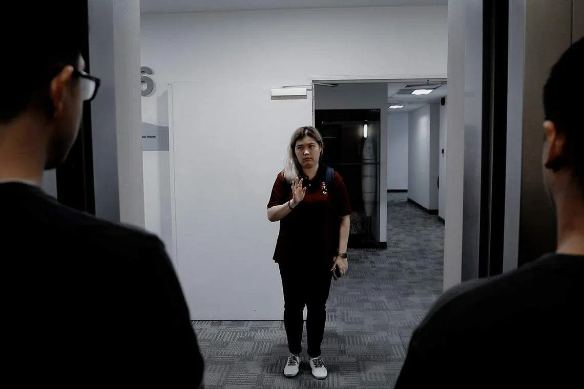 因一段“糟糕的关系”，范秋丽患上创伤后遗症，以至于她害怕恐惧男生，甚至连同乘一部电梯都不自在。（视频截图）