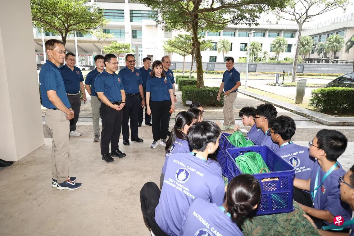 为期四天的全国学生露营大会星期三开幕，教育部长李智陞（左四）出席了开幕仪式，并参观学生的实践活动。 （周国威摄）