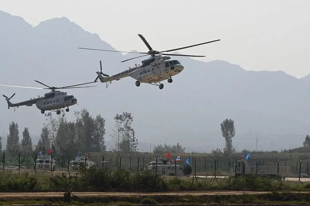 今天参加军演的两架直升机。（法新社）