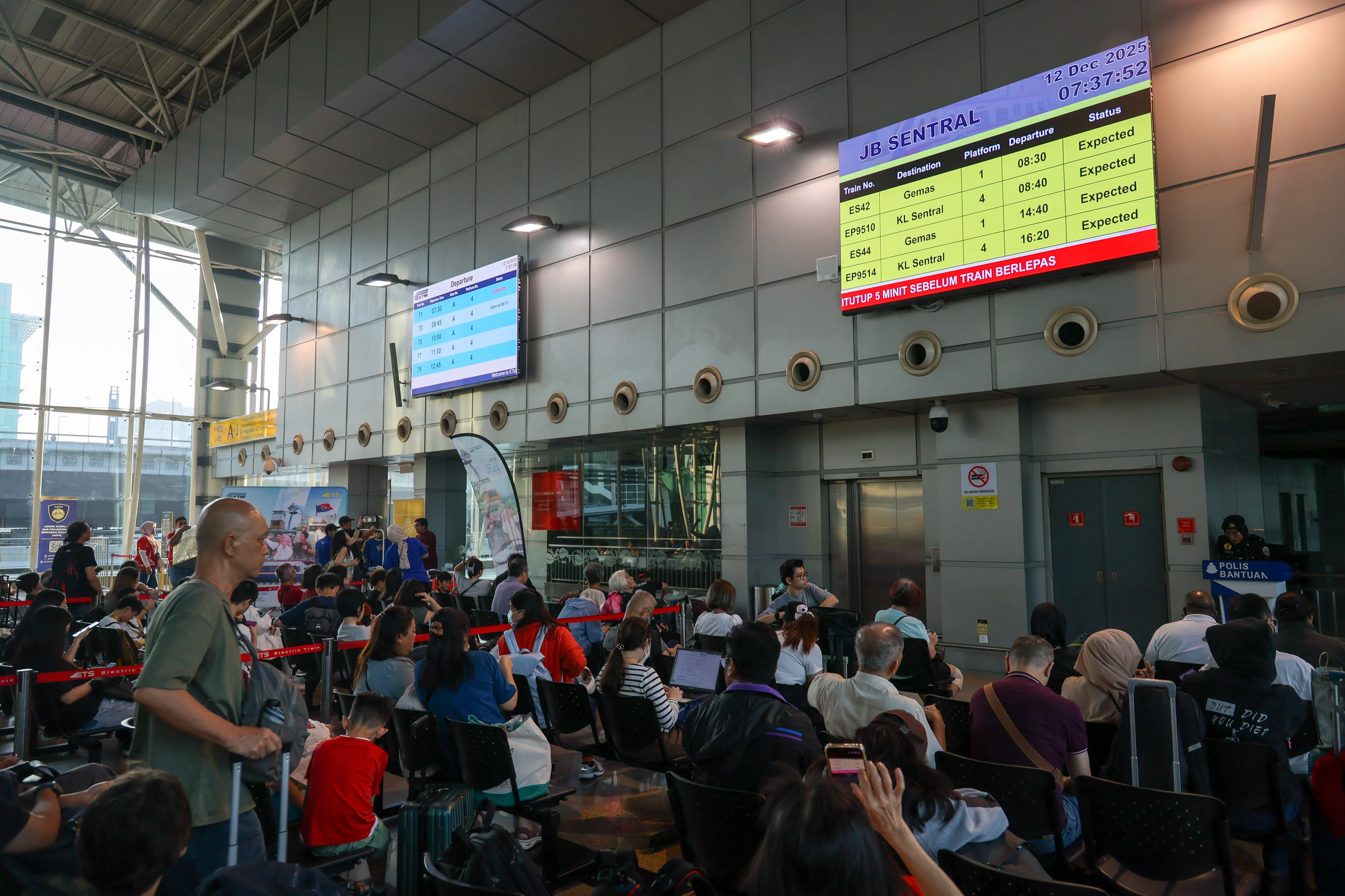 星期五上午8时40分，电动列车服务从新山中央车站（JB Sentral）北上启程。（张俊杰摄）