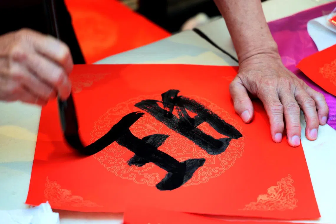 “元宵佳宴庆团圆”挥春活动，让读者挑选心仪的吉祥字。（龙国雄摄）