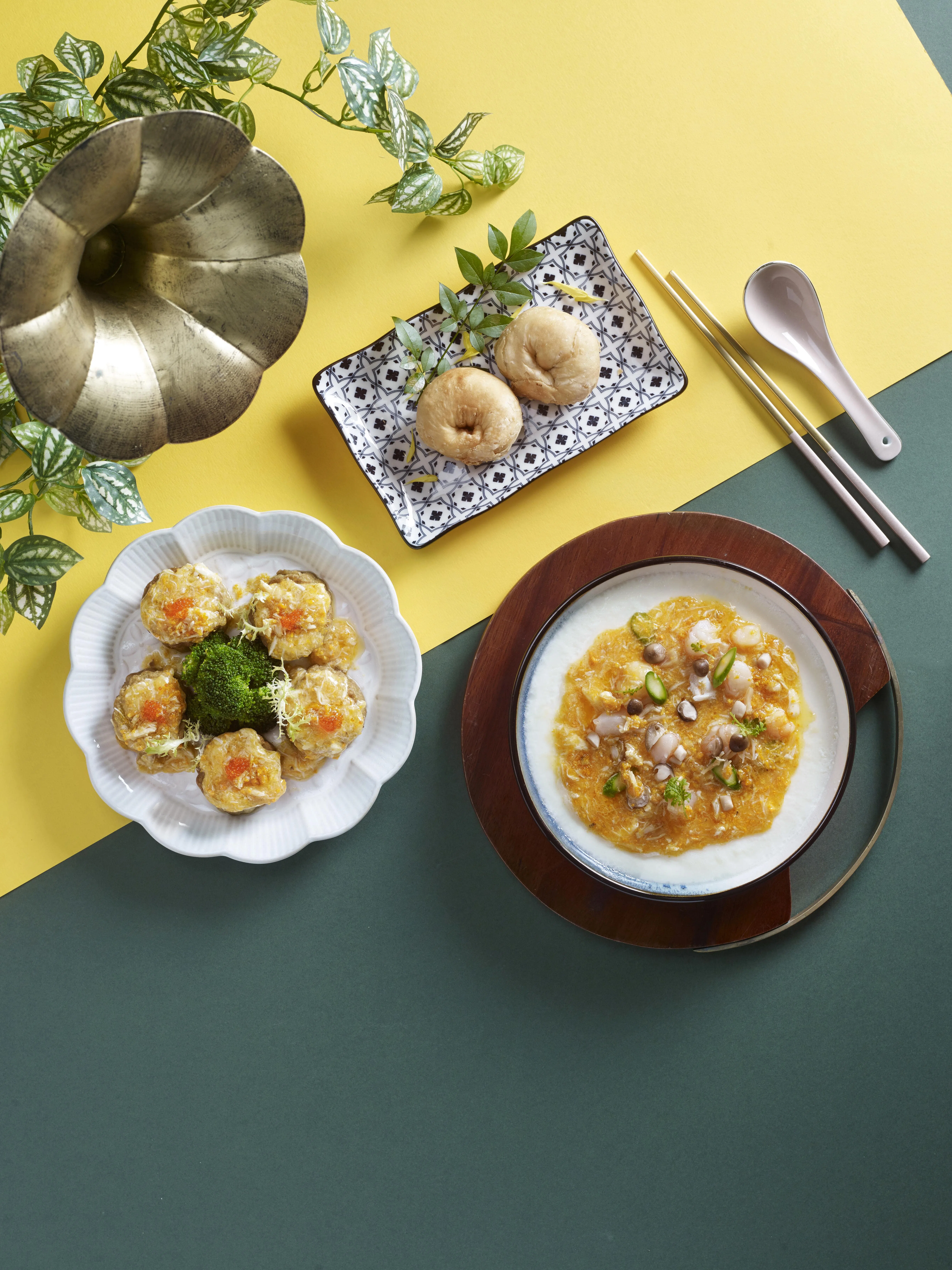 翡翠港式小厨的蟹粉葱油饼、瑶柱蟹粉蒸乳酪和蟹粉绿茶自制豆腐。（餐馆提供）