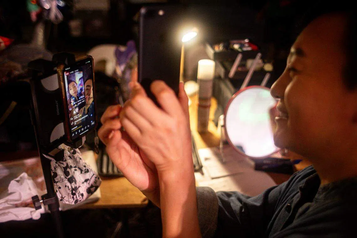 皓皓在歌台边主持边做直播，让更多观众能看到歌台表演。（叶振忠摄）