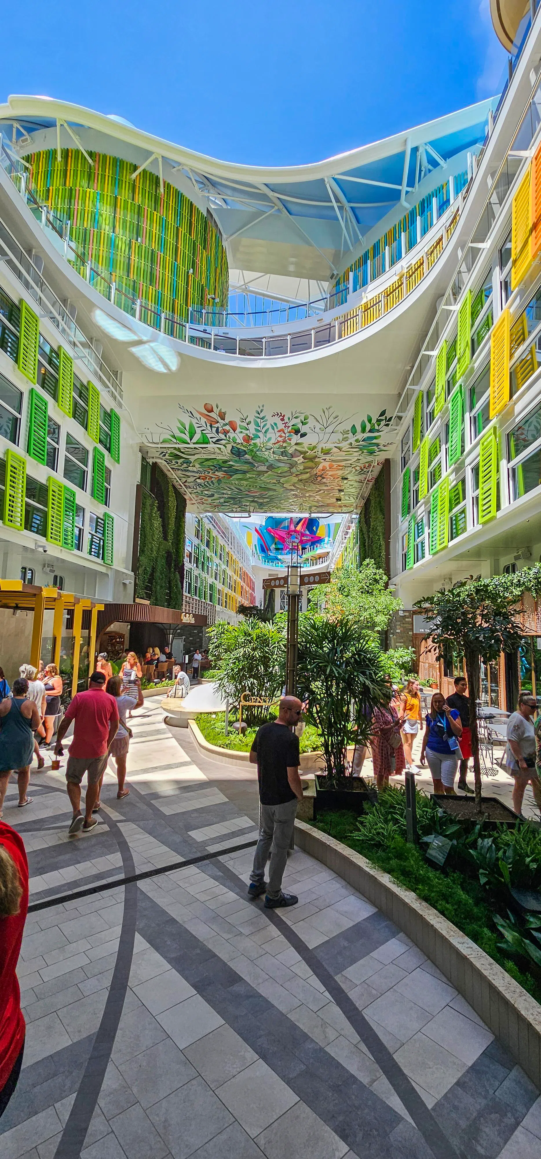 环绕公园设有多家高级特色餐厅，客人在用餐时可享有独特的露天环境和自然景观。（刘嘉铿摄）