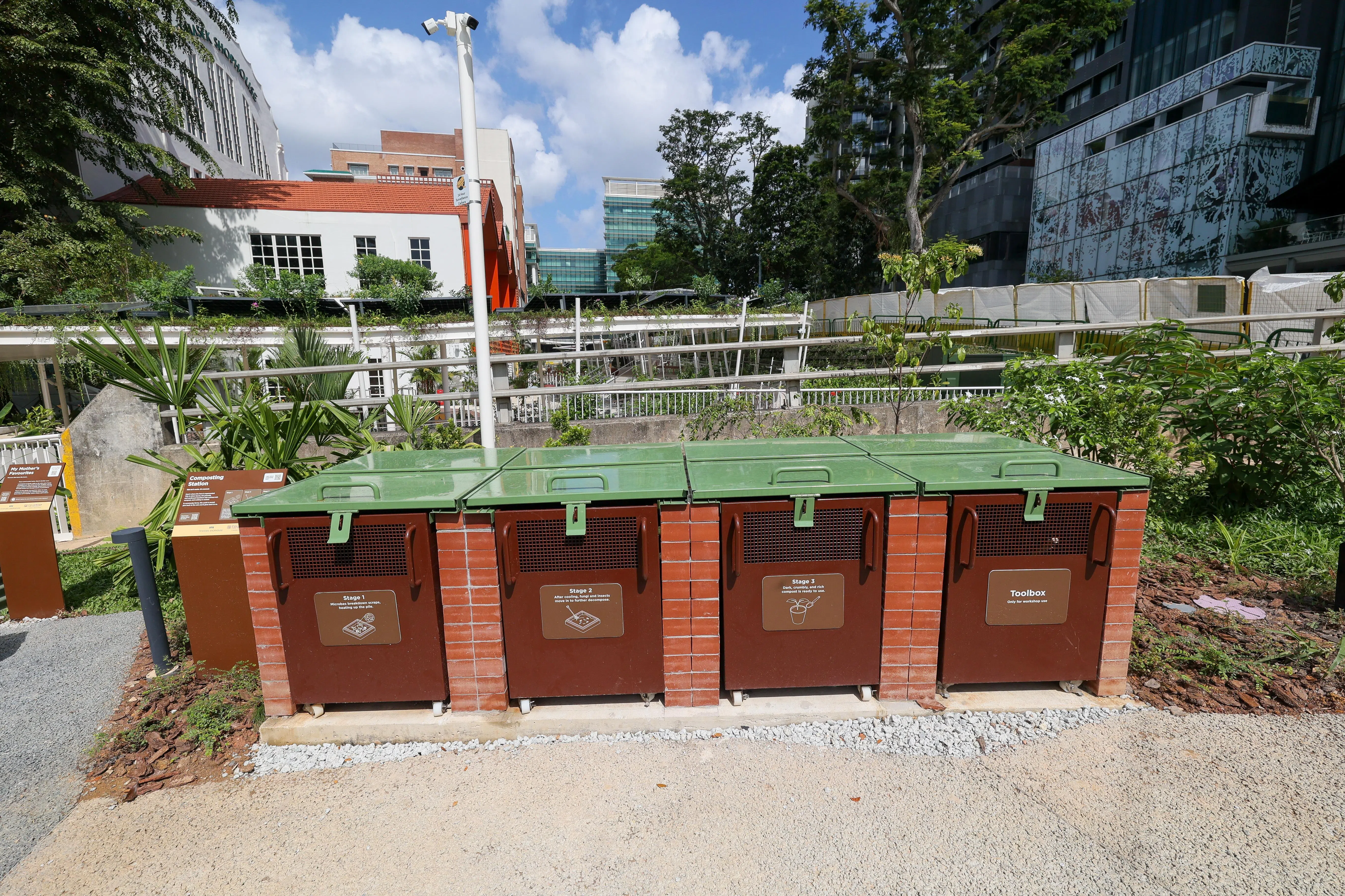 社区菜园一角设有堆肥站，可将收集到的叶子、厨余、茶渣、纸箱等通过微生物和昆虫作用下，分解成有机堆肥，用于花圃种植。（张俊杰摄）