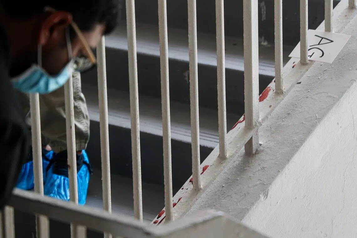 《联合早报》记者约中午12时抵达现场，观察到这座组屋的多个楼层，包括4楼、15楼至19楼共六层被警戒线封锁，17楼地上有大滩血迹，楼梯和扶手上都有血迹。（林明顺摄）