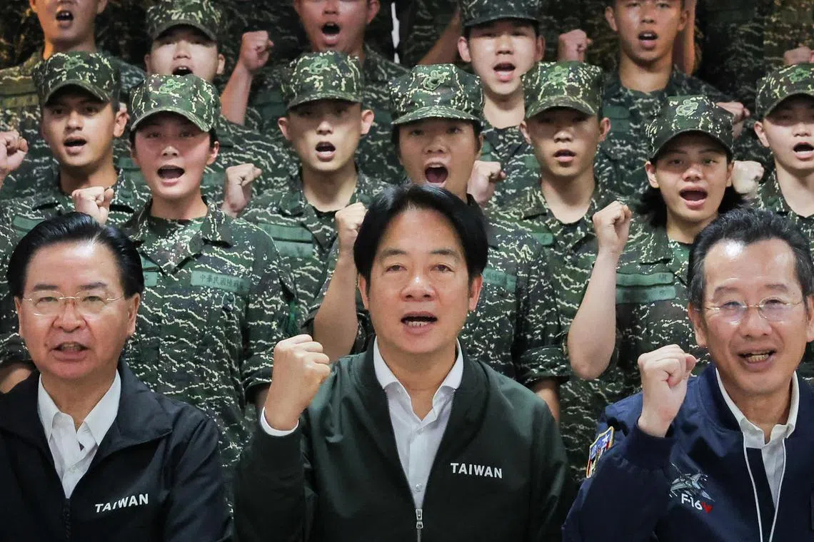 中国大陆解放军东部战区星期四（5月23日）宣布举行围台军演，台湾总统赖清德（前排中）当天下午视察戍卫台北的海军陆战队66旅。（路透社）