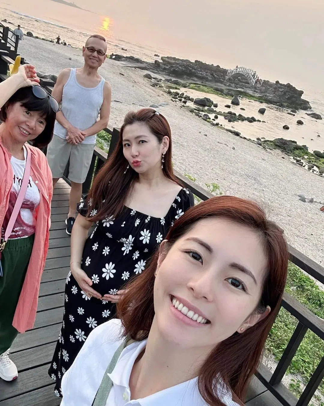 Selina与父母、妹妹任容萱一起外出游玩。（艺人IG）