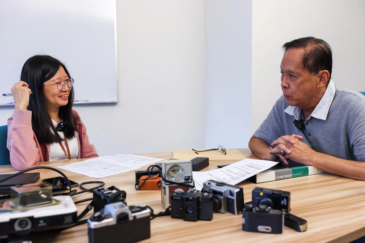 2022年6月25日，陈福洲（右）在报业中心接受黄贝盈的录音访谈。（白艳琳摄）