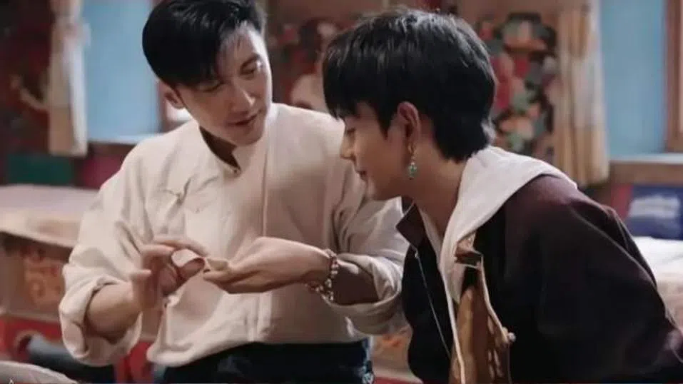 谢霆锋（左）和丁真在《寻真之地》一起游四川。（互联网）