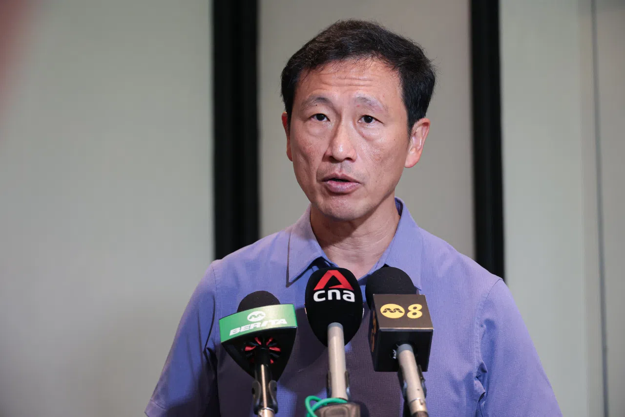 卫生部长王乙康接受媒体采访时说，目前正处于这波疫情的开端，病例数预计会稳步上升，并在接下来两个星期至四个星期内达到顶峰。（李冠卫摄）