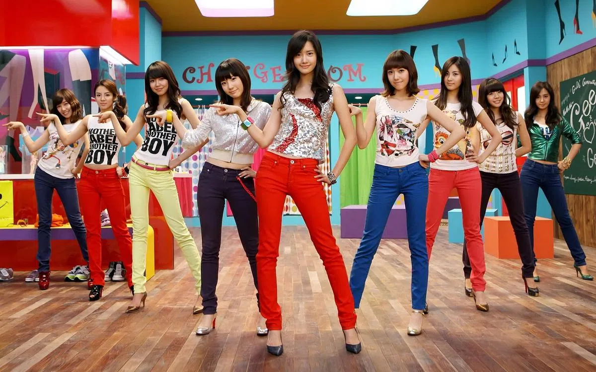 尽管少女时代凭借出道曲《再次重逢的世界》拿下音乐节目第一名的亮眼佳绩，但真正让团体爆红的开始是2009年的神曲“Gee”。（图/互联网）