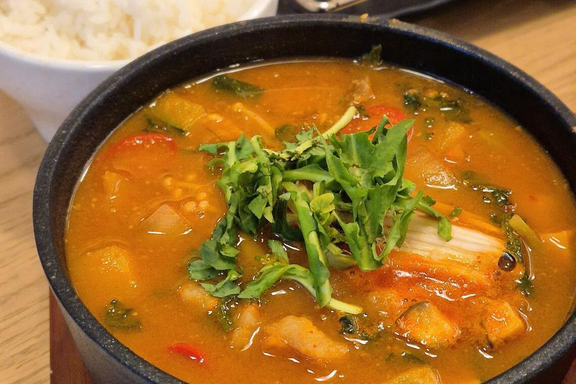 时蔬大酱汤加入蔬菜，味道更清爽。（陈爱薇摄）