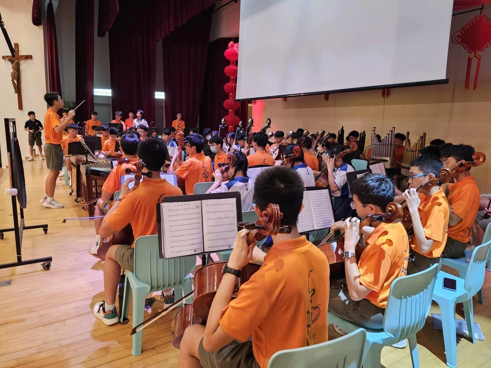 公教长中学生在表演开始前一起训练。（公教中学提供）