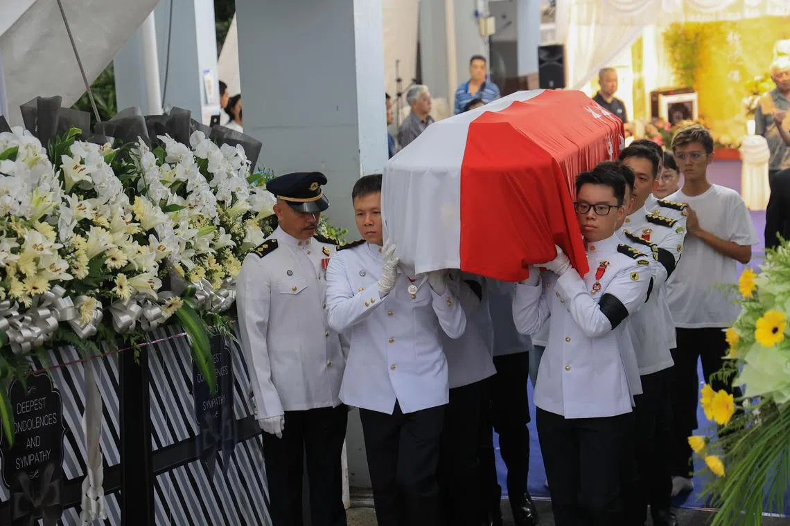  30岁消防队长郑学勤殉职，新加坡民防部队为他举行礼仪葬礼。（联合早报）