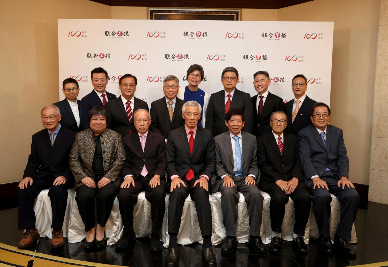 报庆晚宴开始前，活动主宾李显龙总理（前排中）同新报业媒体主席许文远（前排右三）和总裁张丽琳（前排左二），以及本地华文报现任与历任高管与高级编辑合影。前排左起：杜南发、周景锐、黄锦西、林任君；后排左起：韩咏梅、吴新迪、成汉通、严孟达、李慧玲、胡以晨、陈康威、潘正镭。（邝启聪摄）