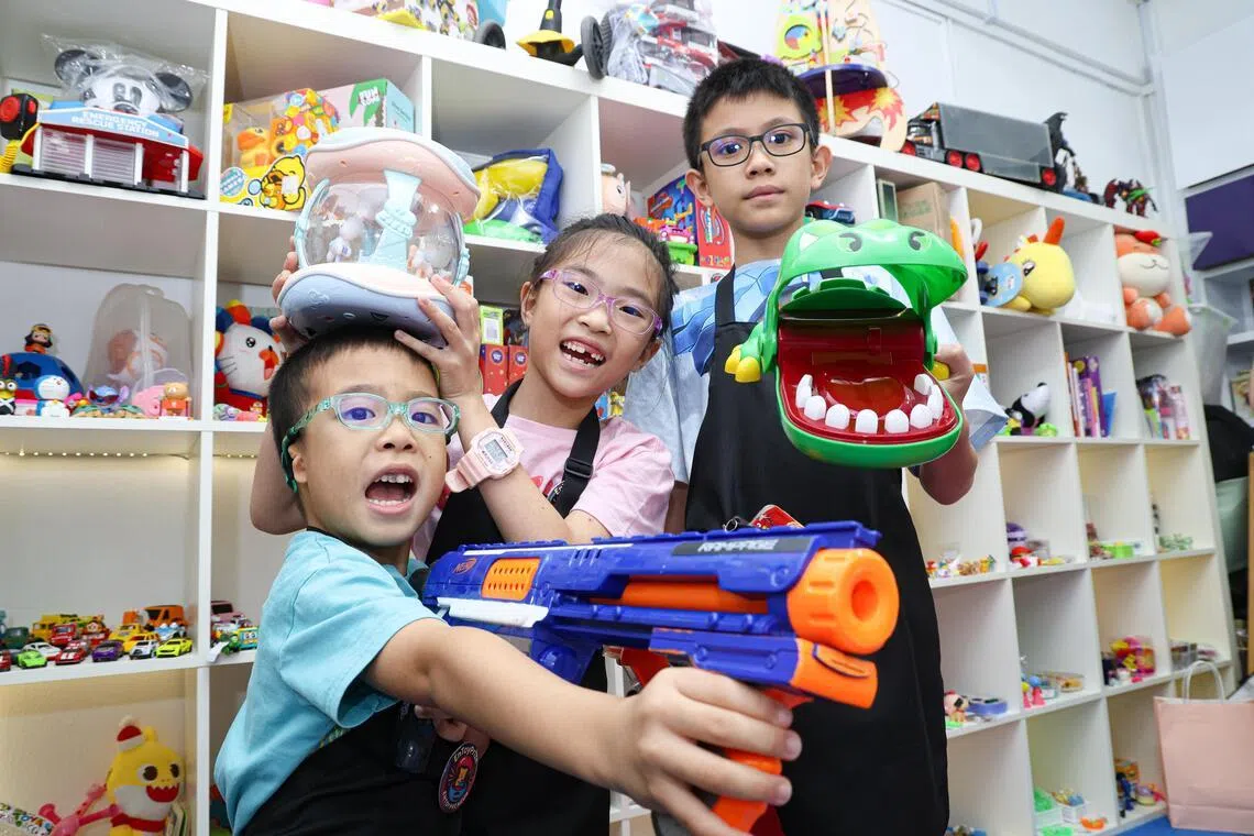 小买卖相信童年的力量，从旧物件中找寻新魅力。（关俊威摄）