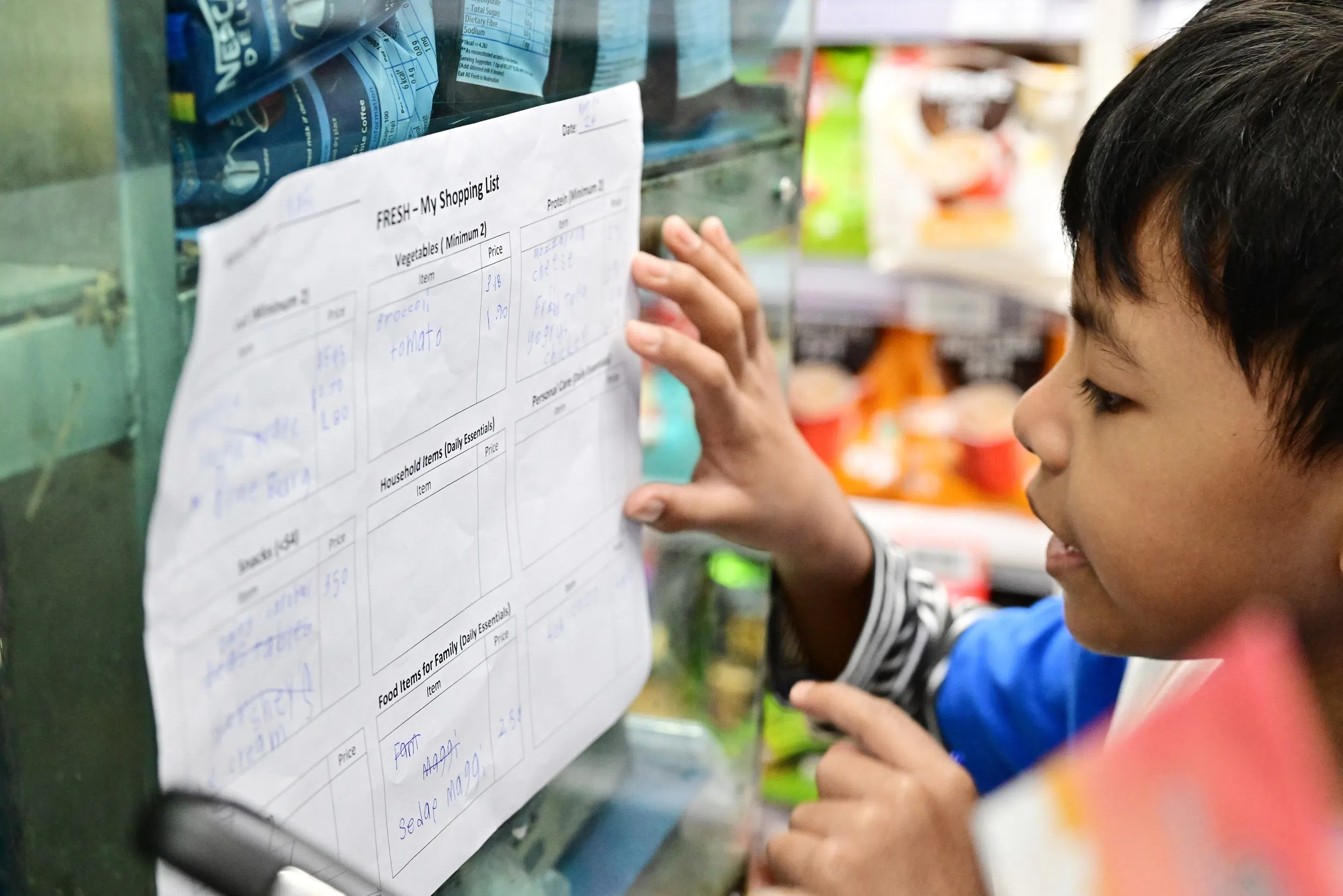 在出发前，儿童许愿井的孩童们会认真填写购物清单，确保在50元的预算内涵盖各种食物类别，包括碳水化合物、蛋白质、水果和蔬菜。（特约摄影谭淑慧摄）