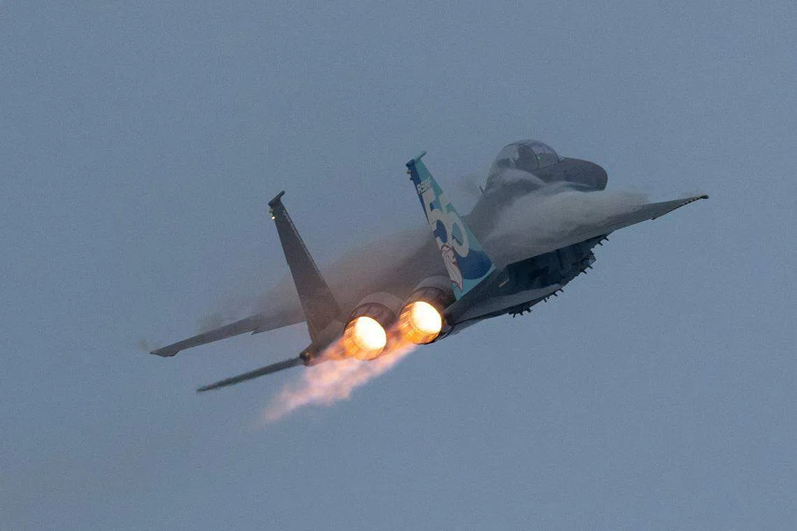 今年恰逢新加坡空军成立55周年，21架军机将在国庆庆典为观众带来五年来最盛大的空中表演。图中的F-15SG型型战斗机火力全开，在上空极速飞行。（小帅摄）