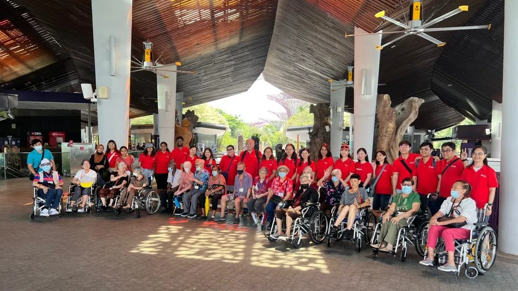 员工献爱心陪伴社会服务机构AWWA的受惠者到滨海湾花园参观。（图/Singlife提供）