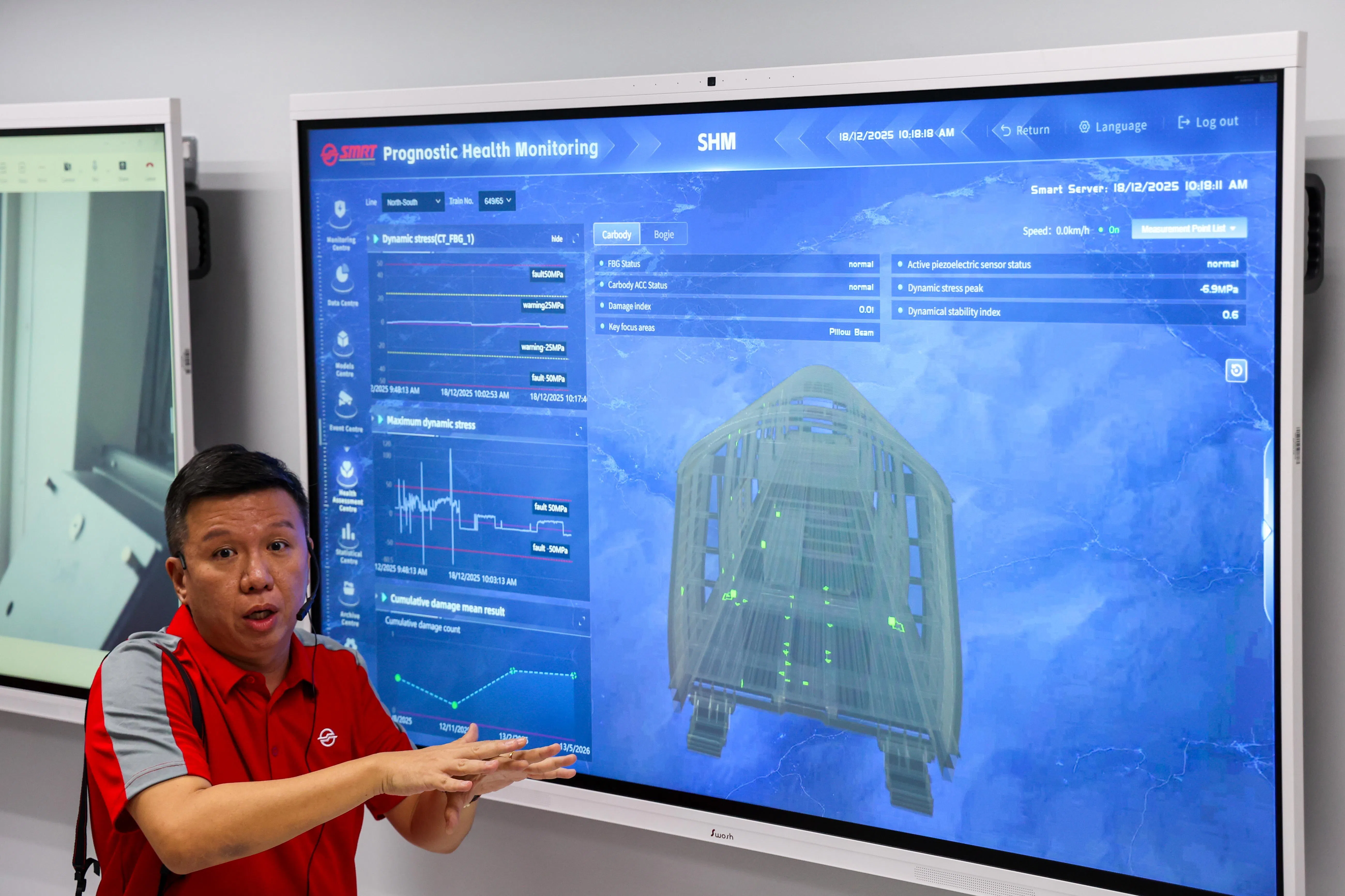 SMRT工作人员向媒体介绍，新的结构健康监测系统可长期记录车体和转向架在运行中承受的应力、震动和疲劳变化，为工程和维修决策提供依据。（林明顺摄）