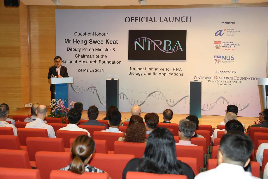 副总理王瑞杰致辞时指出，截至2023年底，美国食品与药物管理局已批准至少25种基于RNA的疗法，用于治疗传染病、罕见遗传病和高胆固醇。（郑一鸣摄）