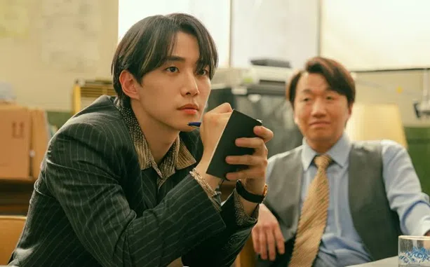 《台风商社》讲述强太风（左，李俊昊饰）如何拯救家族事业。（互联网）