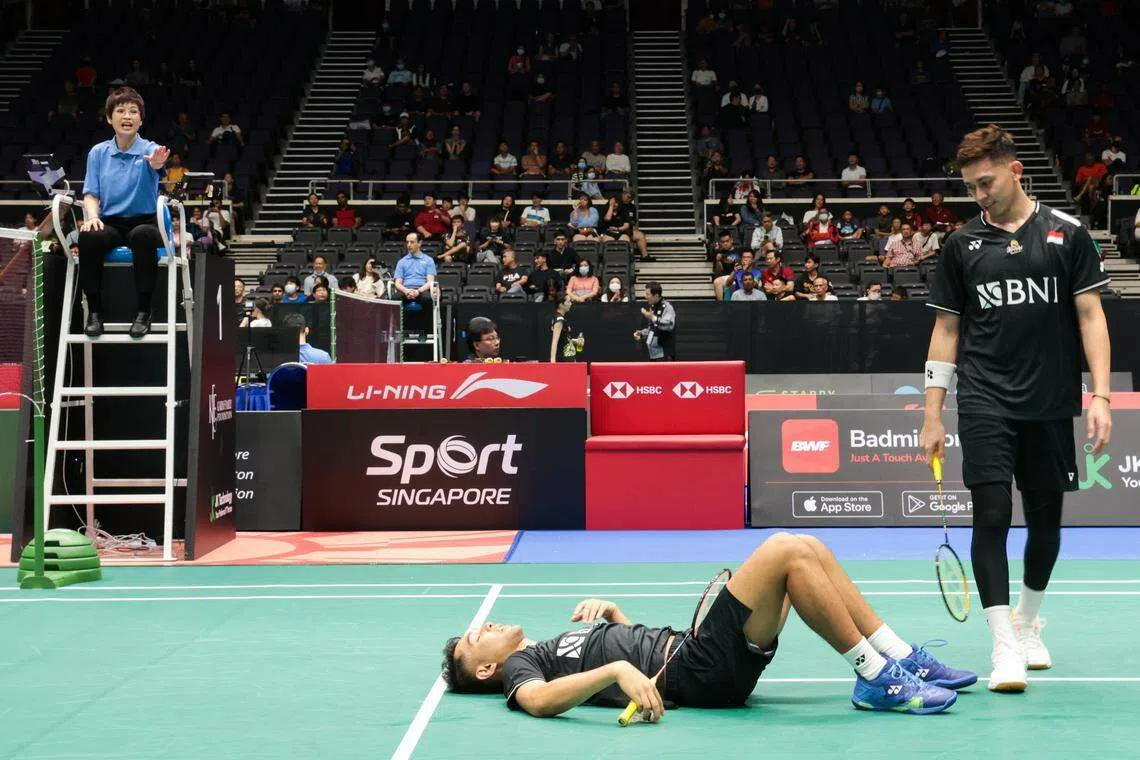 印尼男双组合阿尔法安（躺下者）和阿利安托（右）遭遇一轮游。（李冠卫摄）