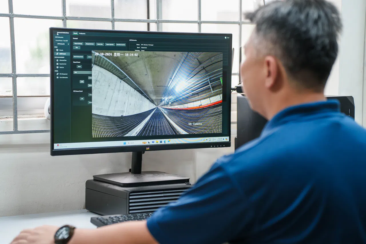 配有摄像头的机器狗在地下电缆隧道穿行，系统可实时追踪，确保检查工作既全面又高效，隧道维护团队也可以直接下载SPock生成的报告。（图/新能源提供）