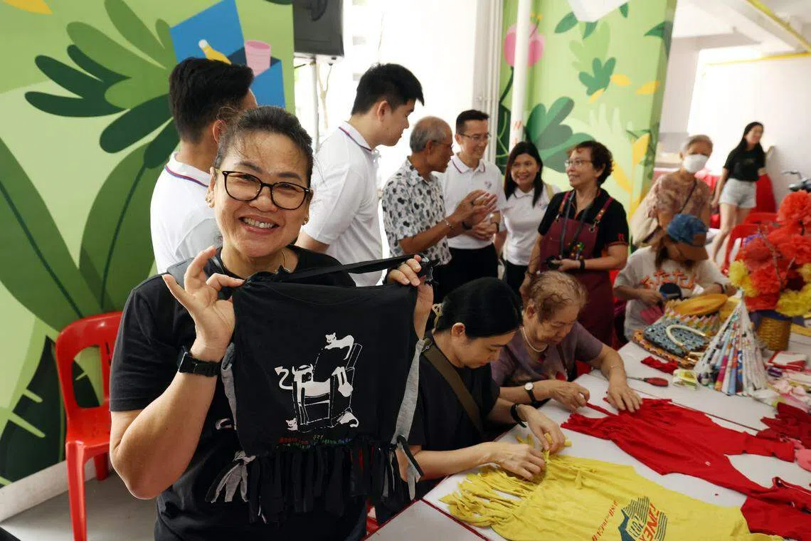 哥南亚逸居民谢淑云星期天学习如何用旧衣物制作托特包。她有意回家运用新技能改造旧衣物，同时把家中多余的托特包捐赠出来。（邝启聪摄）