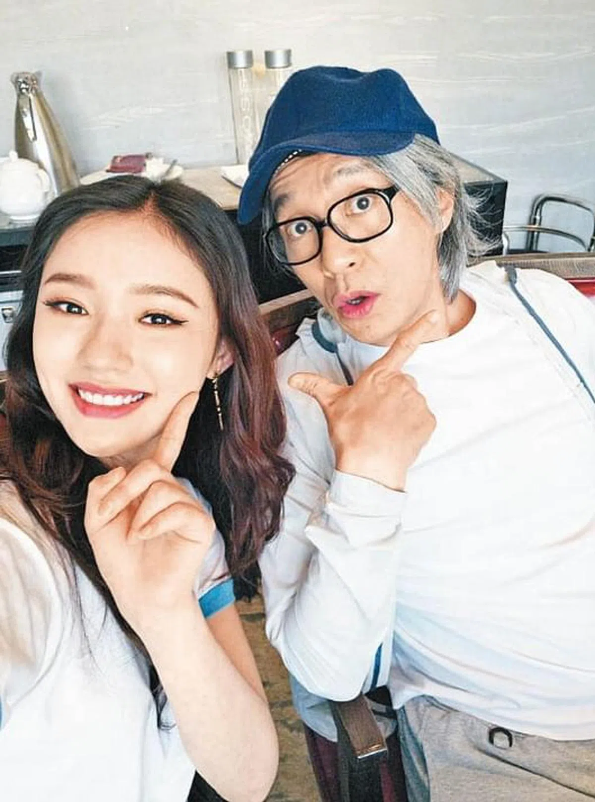 周星驰（右）对林允疼爱有加，两人过去常在社媒互动。（互联网）