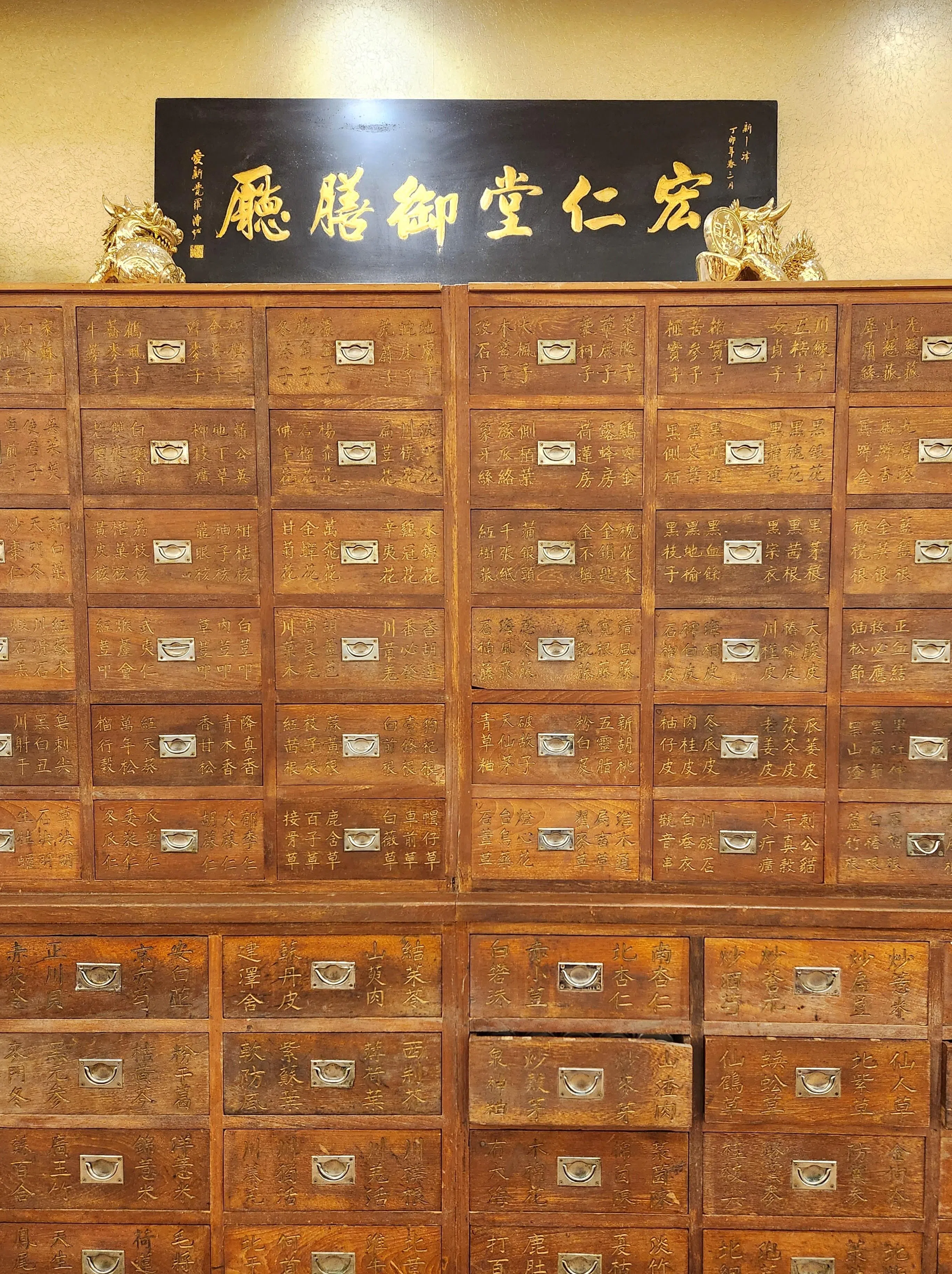 宏仁堂御膳厅主打药膳料理，价格实在，有许多老主顾支持。（陈爱薇摄）