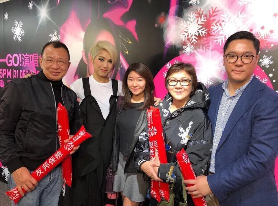 许绍雄（左一）和继子（右起）、老婆、女儿以及杨千嬅合照。（取自许绍雄Instagram）