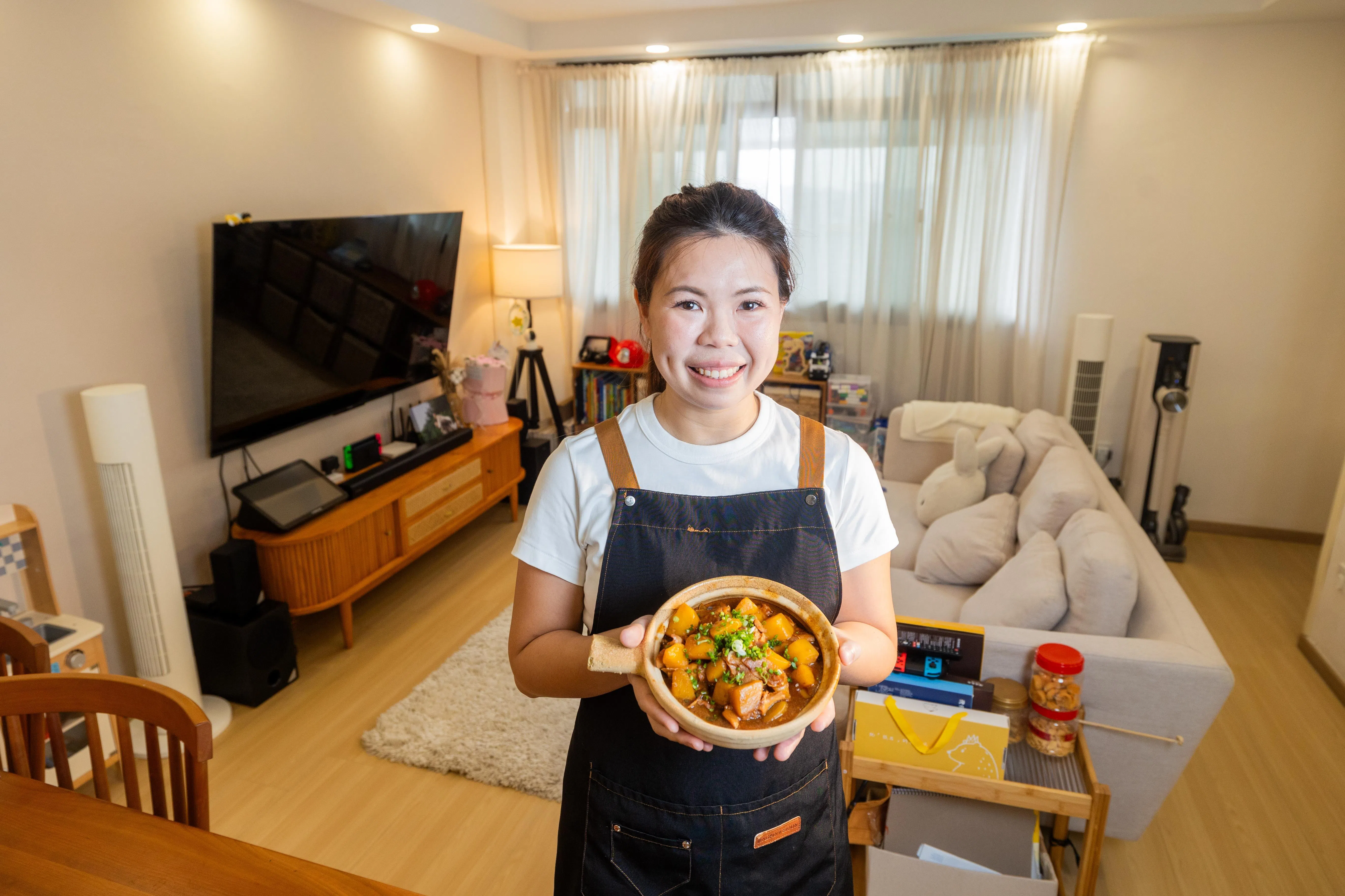 林秋怡对下厨深感兴趣，2024年辞去全职工作，投入居家订餐宅配服务。（吴先邦摄）