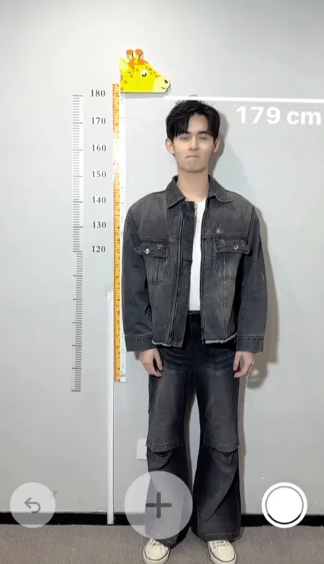 周历杰用测量仪证明自己的身高有179公分。（视频截图）