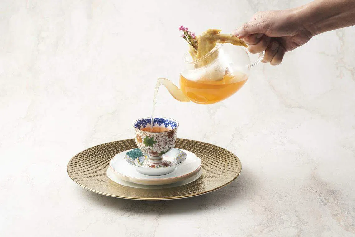 12小时养生鸡汁倒进精致小杯，暖胃销魂。                         （餐馆提供）