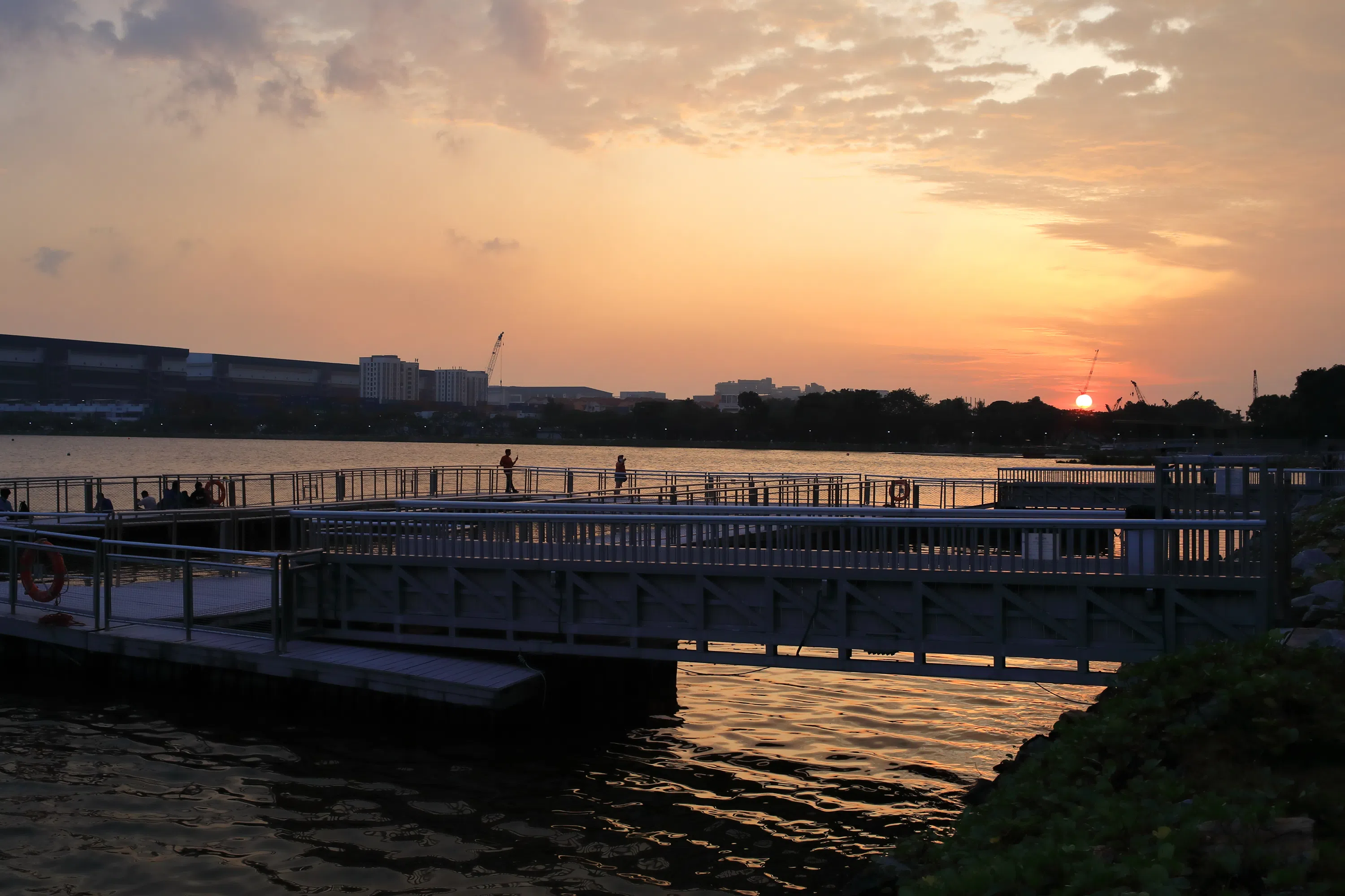 夕阳下的班丹蓄水池。（子旋摄）