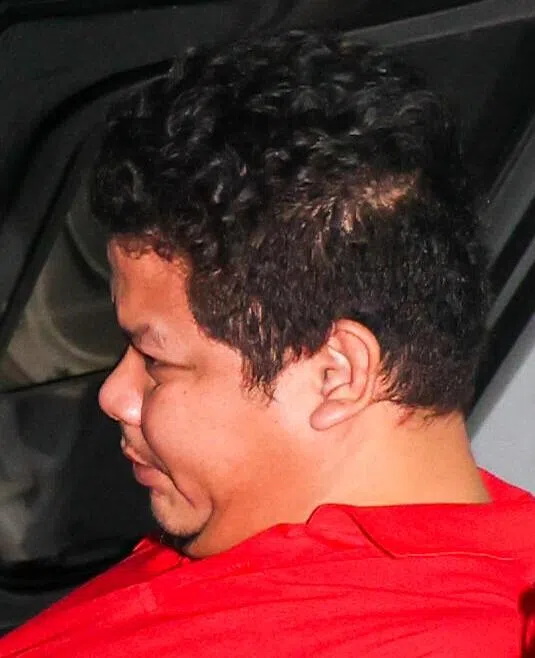 警方在早上11时15分左右，将被告押回车上，离开酒店。（林明顺摄）