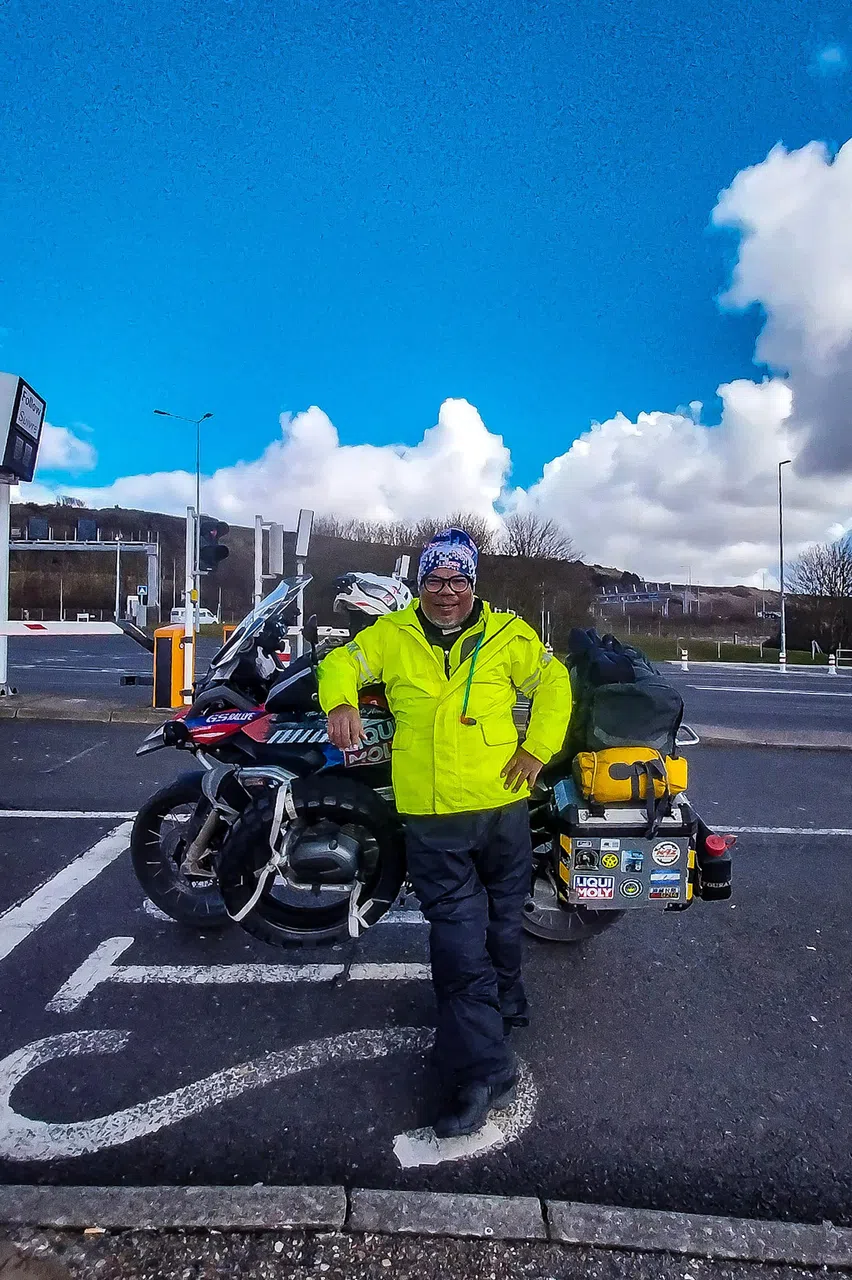 拉希姆于3月初在英法海底隧道的英国一侧准备上火车，继续欧洲之旅。（受访者提供）