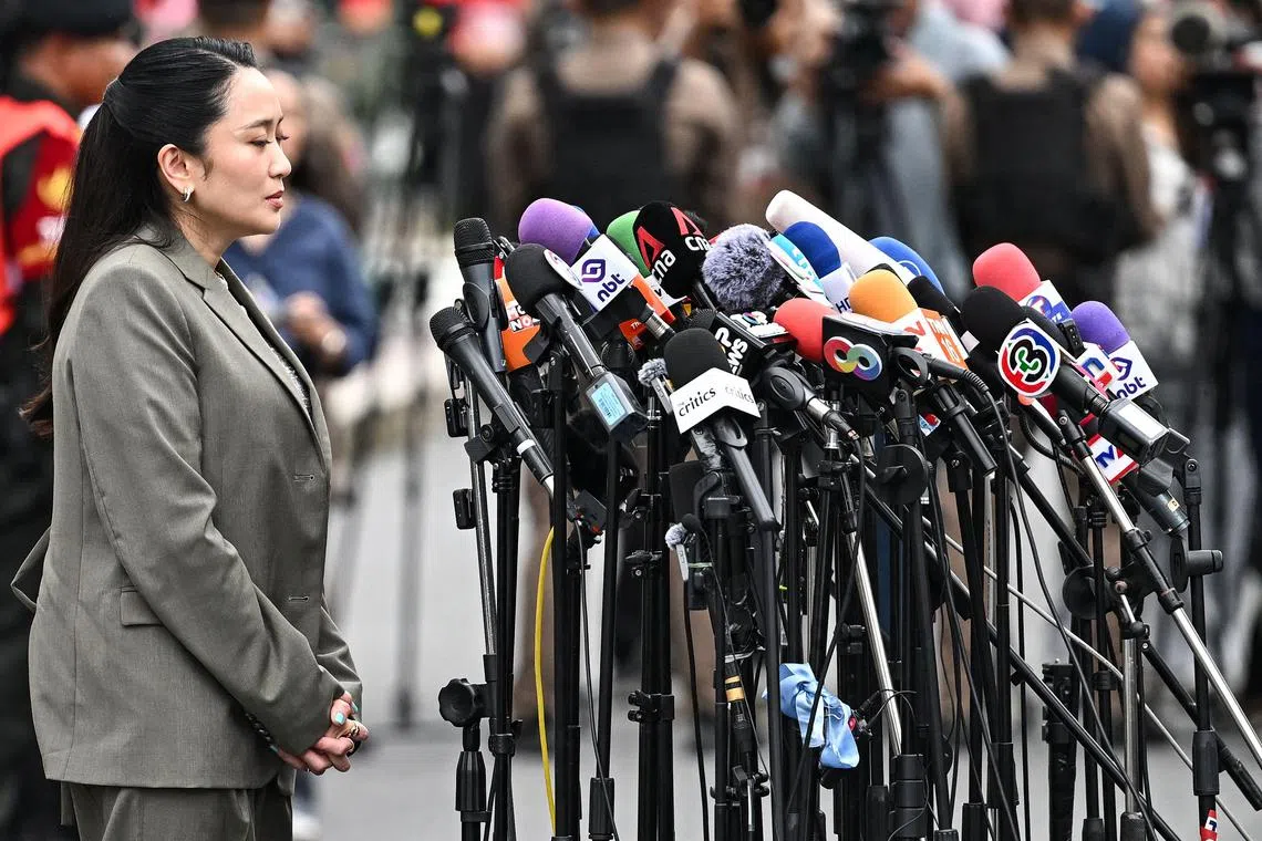 9月9日，泰国前首相佩通坦在曼谷最高法院外接受媒体采访。此前，她的父亲达信被判处一年监禁。（法新社）