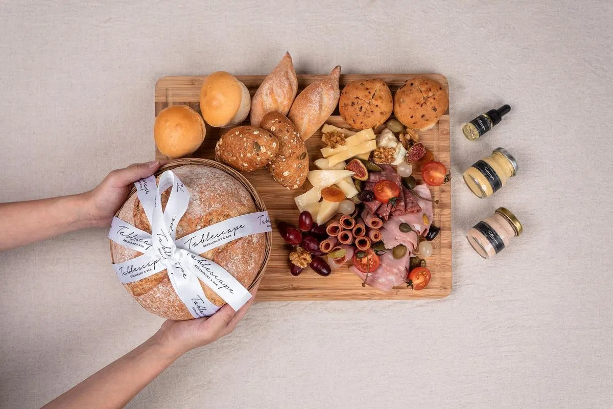 现代欧式餐馆Tablescape的熟食冷肉盘加面包套餐。（餐馆提供）