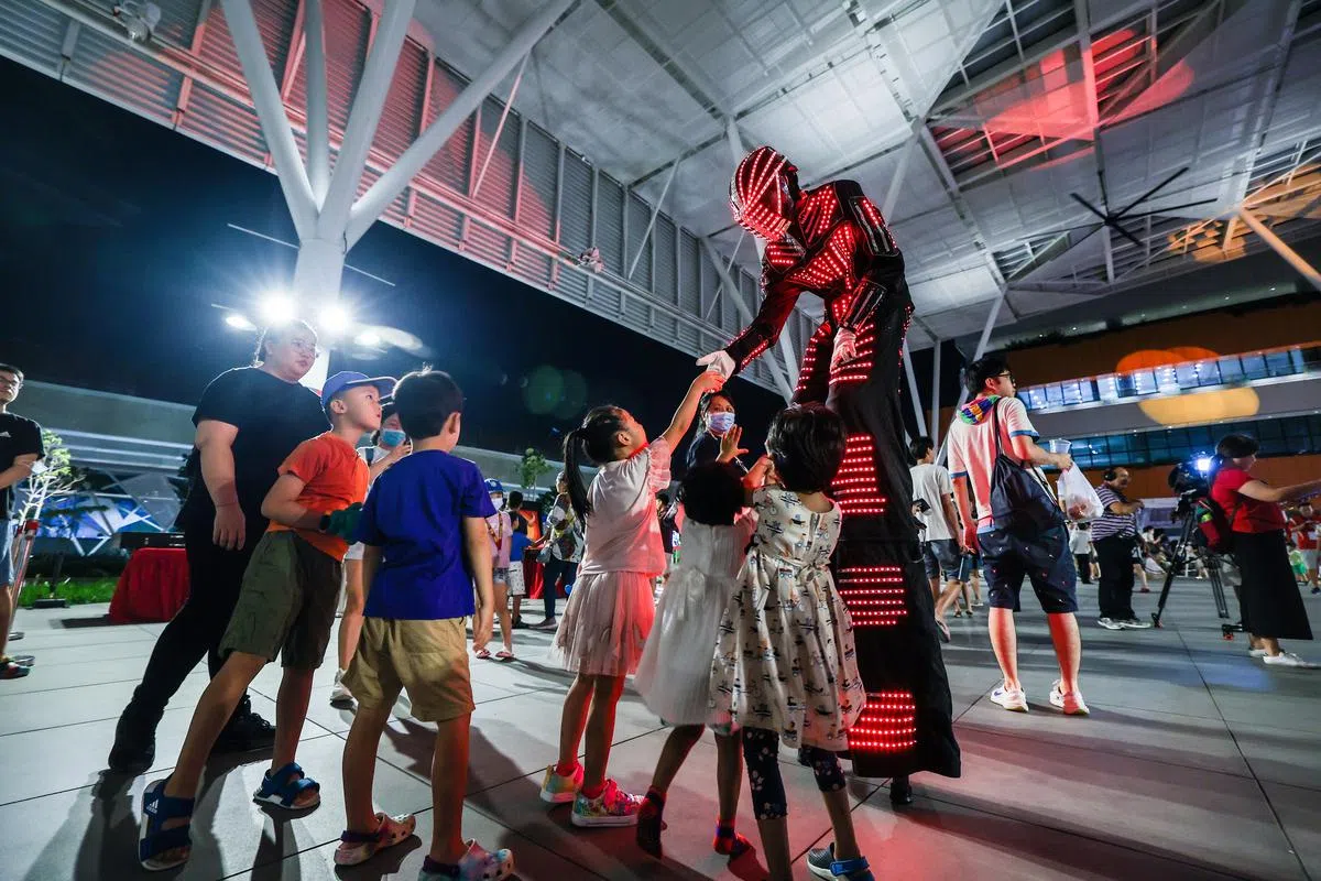 榜鹅综合社区中心One Punggol午夜前就已出现大批人潮，在午夜时分之前观赏歌舞表演，并参加各种游戏活动。（白艳琳摄）
