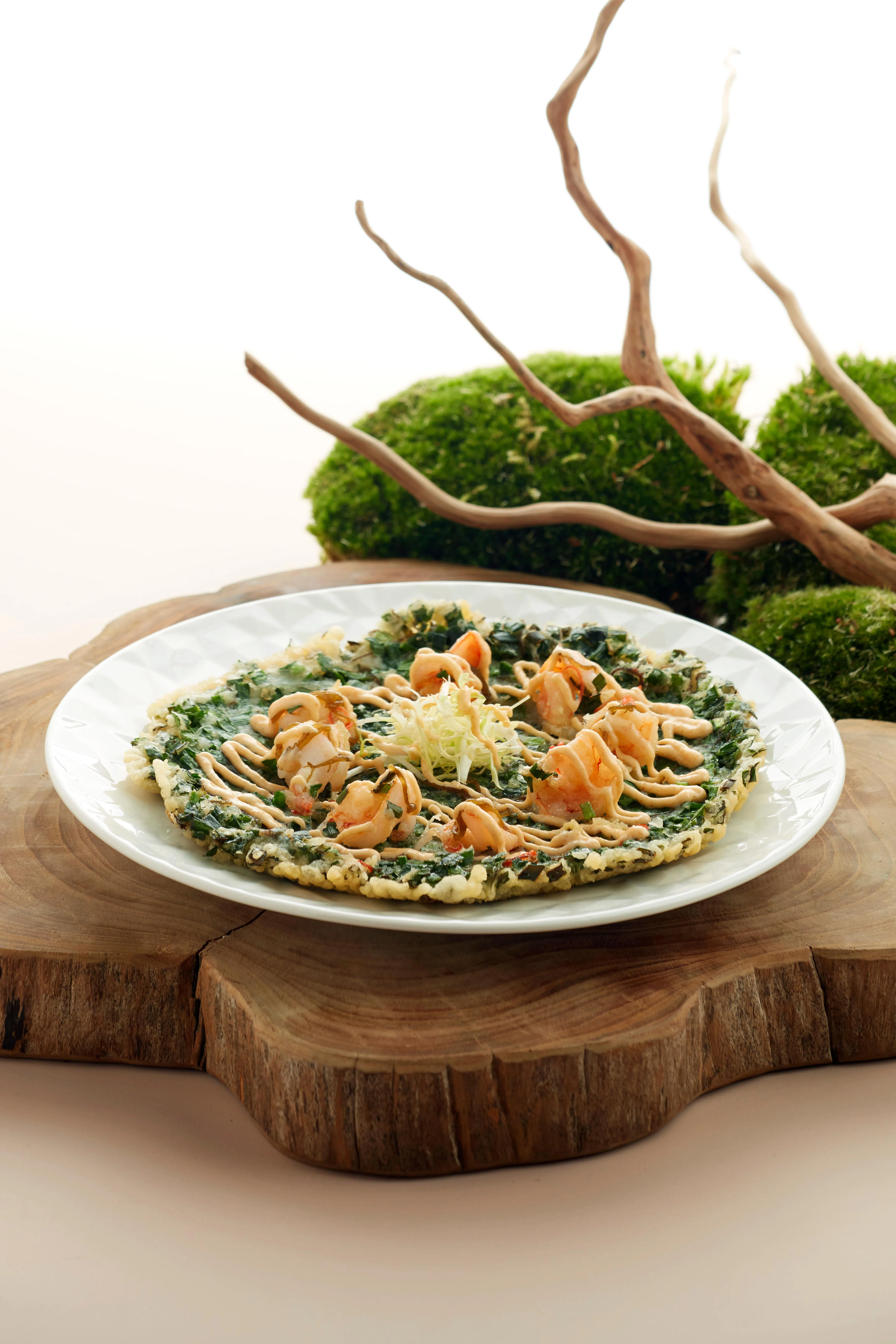 特色佳肴香煎冲绳岛海藻虾韭菜饼，鲜嫩味美。（餐馆提供）