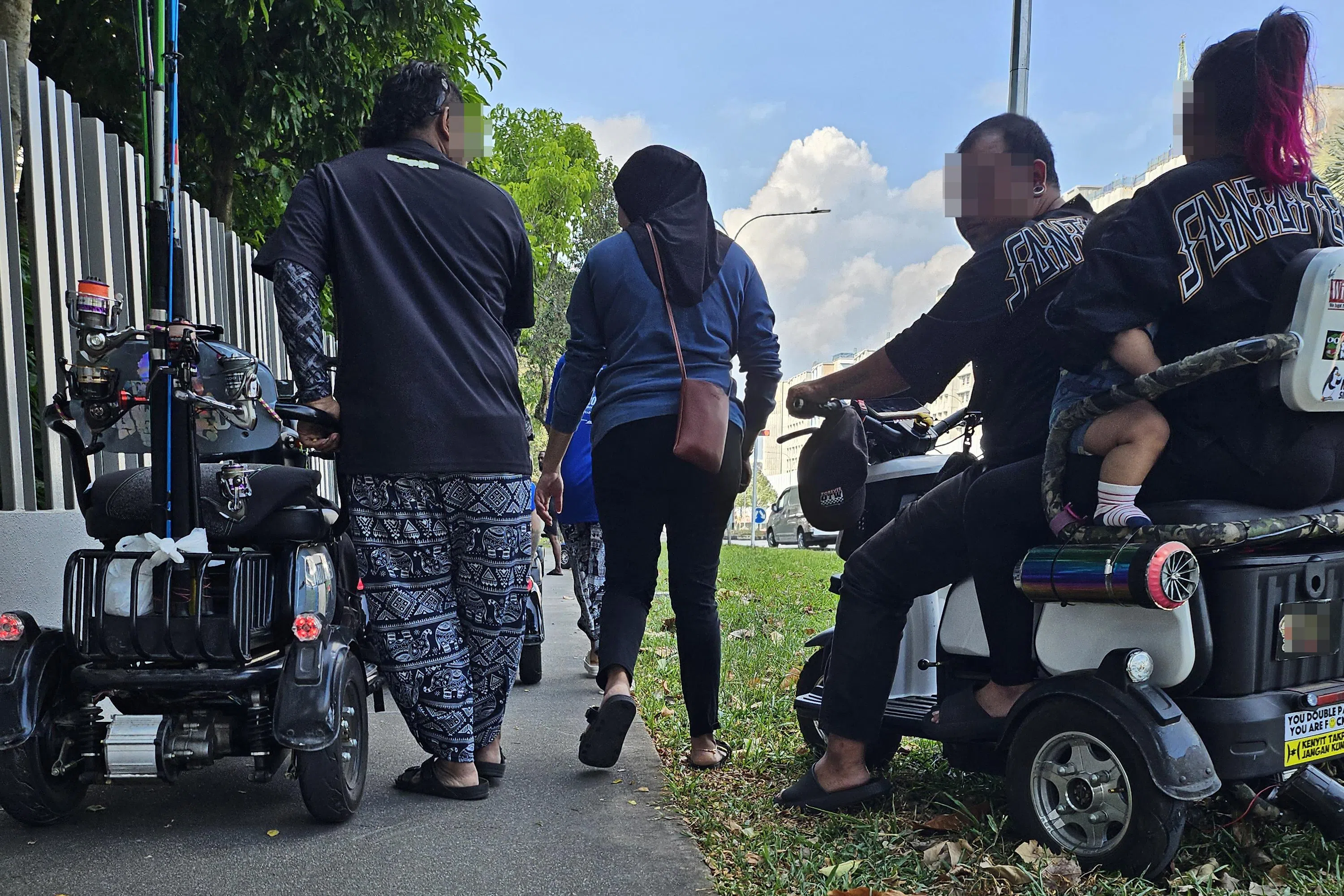 胡姓女会计在几人准备离开时才能拿起手机拍下他们的背影。（受访者提供）