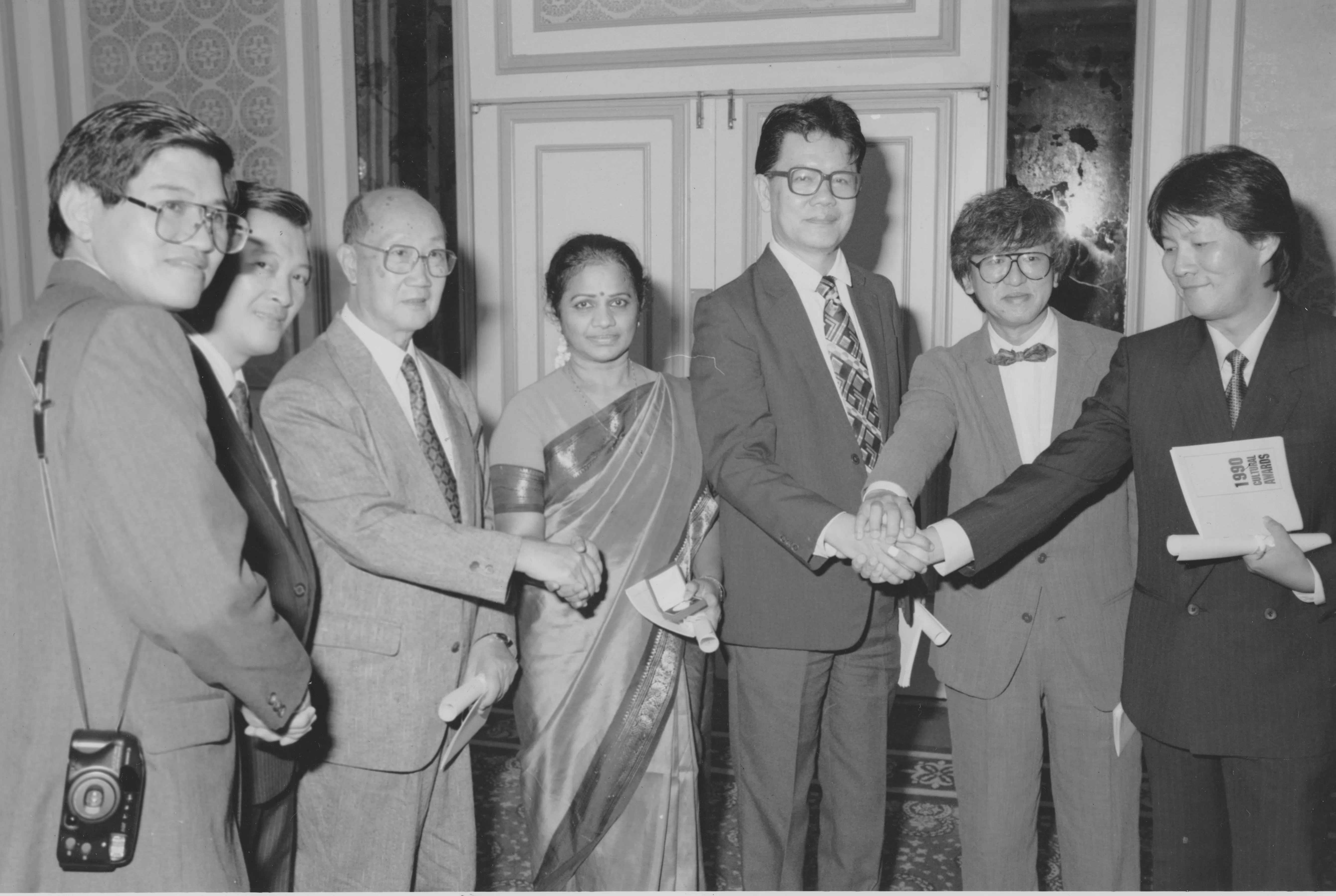 七位艺术家获颁1990年文化奖，右三是周粲。（档案照）