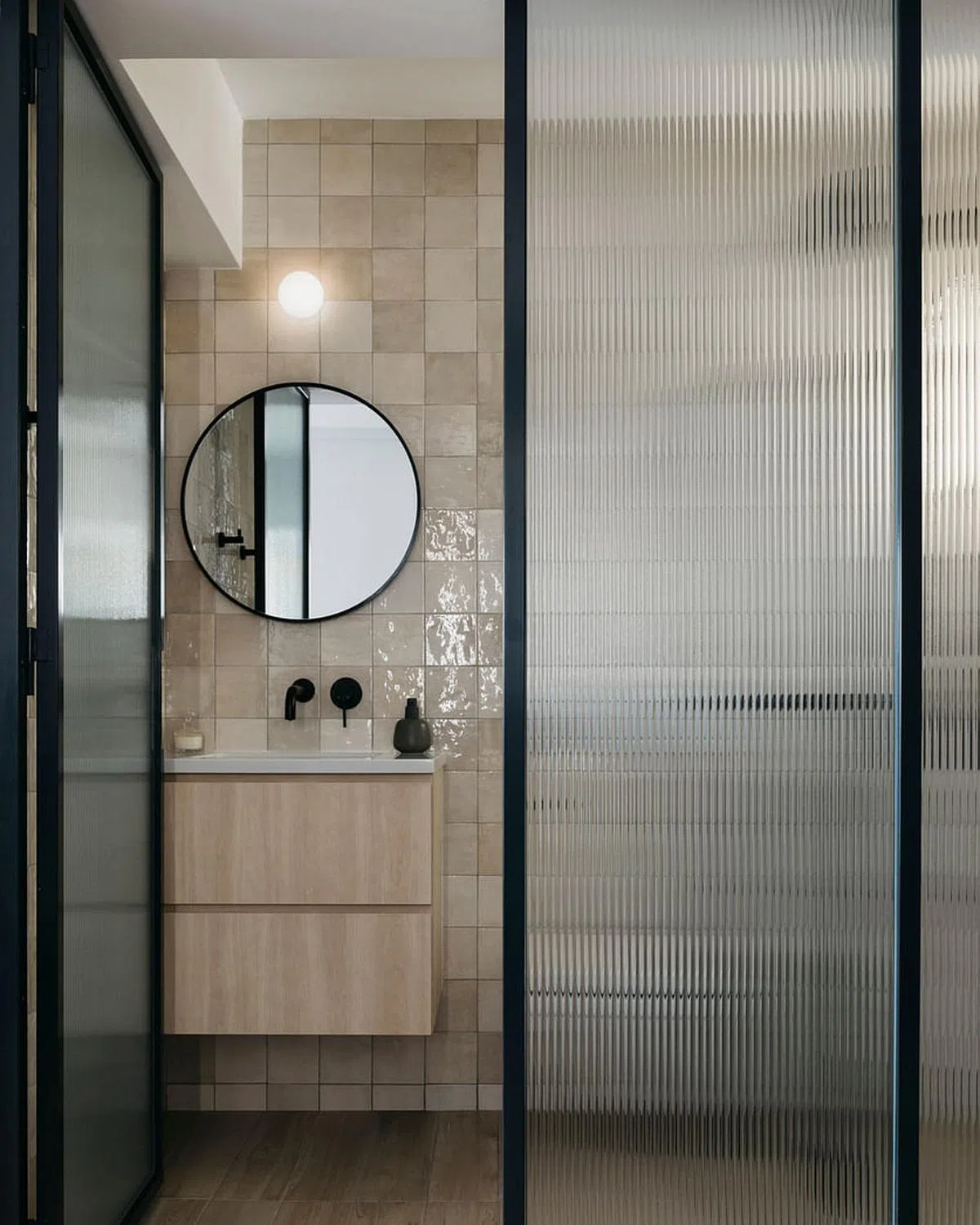 主卧室浴室的手工砖块颜色深浅不一。（Monocot Studio提供照片，Studio Periphery摄影）